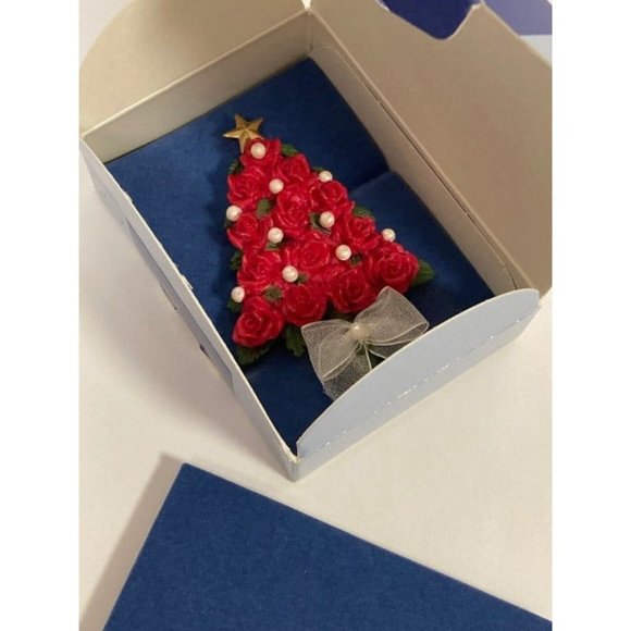 Vintage 2001 Avon Red Roses Christmas Tree Pin Brooch in Box - Picture 1 of 2
